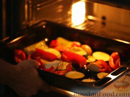 Пита с запеченными овощами: Разогреть духовку. Овощи запекать 15-20 минут при температуре 180 градусов.