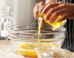 Запеканка из манки с фисташками и кокосом: В миску с яйцами при непрерывном помешивании влить масло.