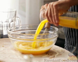 Запеканка из манки с фисташками и кокосом: Затем апельсиновый сок.