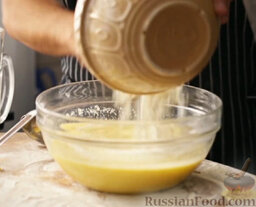 Запеканка из манки с фисташками и кокосом: Муку просеять с разрыхлителем.  Добавить в тесто.  Размешивать до получения однородной массы.