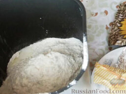 Пшеничный хлеб с семечками (в хлебопечке): Добавить муку.