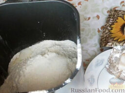 Пшеничный хлеб с семечками (в хлебопечке): Всыпать сахар и соль.