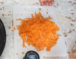 Курица с фасолью (в мультиварке): Морковь очистить, вымыть и натереть на крупной терке.