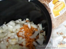 Гречневая каша с шампиньонами (в мультиварке): Добавить лук к моркови.