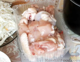 Курица с рисом (в мультиварке): Курицу нарезать и сложить в чашу мультиварки.