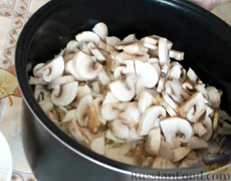 Курица с рисом (в мультиварке): Добавить грибы в мультиварку. Влить масло.   Включить мультиварку на 10 минут в режиме 