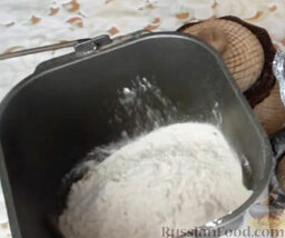 Пшенично-ржаной хлеб в хлебопечке: Затем всыпать пшеничную муку.