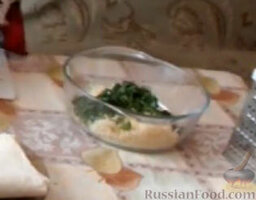 Рулет из лаваша с сыром и зеленью: Зелень мелко нарезать. Добавить зелень к сыру.