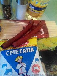 Спагетти с копчеными колбасками в сметане: Подготовить ингредиенты.