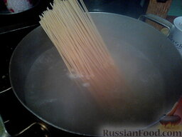 Спагетти с копчеными колбасками в сметане: В кипящей воде отварить спагетти согласно инструкции на упаковке.
