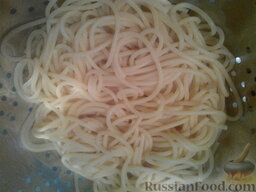 Спагетти с копчеными колбасками в сметане: Слить воду со спагетти.