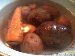 Сборный винегрет с консервированной рыбой: Картофель, свеклу и морковь вымыть, выложить в кастрюлю, залить холодной водой, поставить на огонь, довести до кипения. Варить на небольшом огне до готовности: морковь и картофель 20-25 минут, а свеклу около часа. Готовые овощи вынуть, остудить.