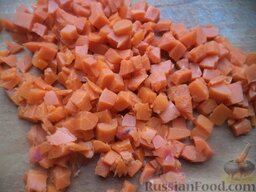 Сборный винегрет с консервированной рыбой: Морковь очистить, нарезать кубиками.