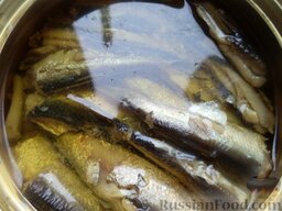 Сборный винегрет с консервированной рыбой: Открыть баночку рыбных консервов. Вынуть рыбу из масла, поломать (нарезать) кусочками.