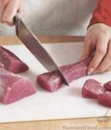 Свиные шашлыки с овощами: 1. Мясо нарезать кубиками.
