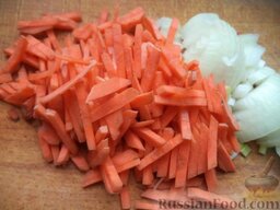 Сырный суп по&#8209;французски, с курицей: Морковь очистить, помыть, нарезать соломкой. Очистить, помыть и нарезать кубиками лук.