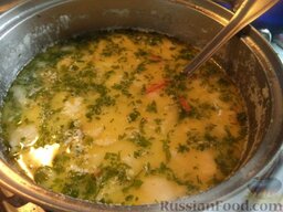 Сырный суп по&#8209;французски, с курицей: Зелень помыть и мелко нарезать. В суп добавить плавленый сыр и зелень, хорошенько помешать и выключить огонь.