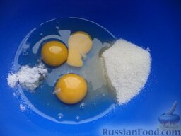Блинчики "Бархатные" на молоке: В миску вбить яйца, добавить соль и сахар.
