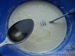 Блинчики "Бархатные" на молоке: Добавить оставшееся молоко, перемешать. Влить растительное масло.