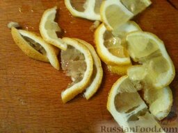Итальянский рецепт приготовления скумбрии: Порежьте лимон тонкими кружками или ломтиками.