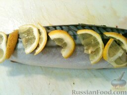 Итальянский рецепт приготовления скумбрии: Обложите ими рыбу со всех сторон. Теперь отложите рыбу с лимоном в сторону.