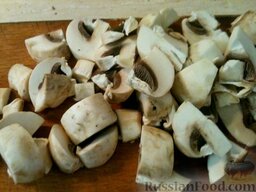 Итальянский рецепт приготовления скумбрии: Займитесь грибами. Промойте их, по желанию почистите и порежьте не очень крупными кусочками.