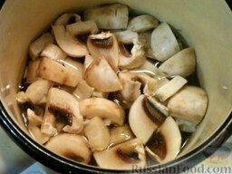 Итальянский рецепт приготовления скумбрии: Сварите в подсоленной воде до готовности. Для этого вскипятите 0,5 л воды, добавьте 0,5 ч. ложки соли, положите грибы, варите 10 минут с момента закипания воды.