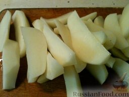 Итальянский рецепт приготовления скумбрии: Картофель очистите, вымойте и нарежьте ломтиками.