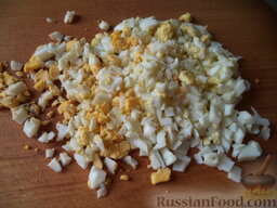 Скумбрия в фольге: Как приготовить скумбрию в фольге в духовке:    Яйца очистить, нарезать кубиками.