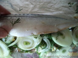 Скумбрия в фольге: Затем оставшееся филе рыбы кожей вверх уложить на все эти продукты.