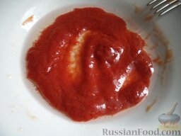 Жареная скумбрия: В другой посуде смешать томат-пасту, растительное масло и воду и взбить до получения густой массы.