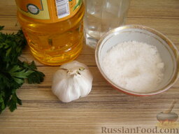 Чесночный соус: Итак, как приготовить чесночный соус?   Вам понадобятся только доступные продукты: чеснок, соль, растительное масло и вода.