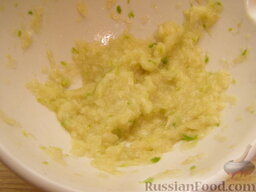 Чесночный соус: Пестиком или ложкой растолочь чеснок с солью до однородной кашицы.