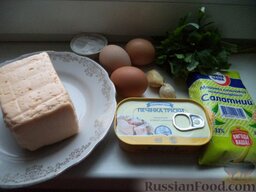 Салат из печени трески с сыром: Продукты для салата из печени трески с сыром перед вами.