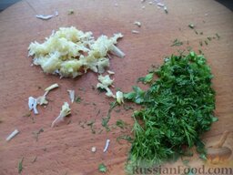 Салат из печени трески с сыром: Чеснок очистить, натереть на терке. Зелень помыть, мелко нарезать.