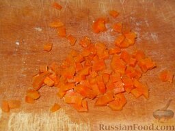 Салат из печени трески с рисом: Как приготовить салат из печени трески с рисом:    Морковь вымыть, залить водой и варить 20-25 минут. Охладить и очистить. Подготовленную  вареную морковь нарезать мелкими кубиками.
