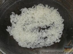 Салат из печени трески с рисом: Рис отварить в подсоленной воде. Для этого залить его водой (2-2,5 стакана), довести до кипения, добавить 0,5 ч. ложки соли. Варить 15 минут.  Готовый рис откинуть на дуршлаг и промыть большим количеством холодной воды.