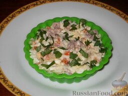Салат из печени трески с рисом: Готовый салат из печени трески с рисом украсить зеленью.
