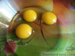 Омлет с сыром (на воде): В миску разбить яйца.