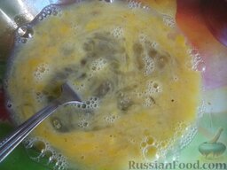Омлет с сыром (на воде): Слегка взбить яйца вилкой.
