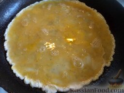 Омлет с сыром (на воде): Разогреть сковороду, налить растительное масло. В горячее масло вылить яичную смесь. Убавить огонь до малого, накрыть крышкой. Готовить омлет примерно 3 минуты.