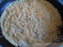 Омлет с сыром (на воде): Накрыть сковороду крышкой и готовить омлет с сыром еще около 3 минут, до легкой золотистости.