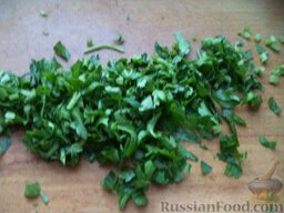 Салат из печени трески с овощами: Зелень помыть, мелко нарезать.