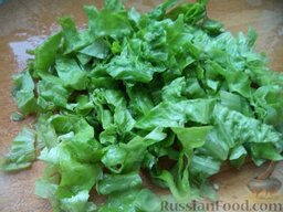 Салат из печени трески с овощами: Листья салата помыть, нарезать соломкой.