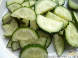 Салат из печени трески с овощами: Огурец помыть, нарезать полукружиями.