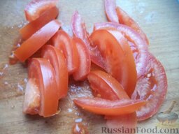 Салат из печени трески с овощами: Помидор помыть, нарезать ломтиками.