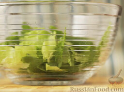 Салат с авокадо и вялеными томатами: Листья рукколы отрезаем от черешков, добавляем к айсбергу.