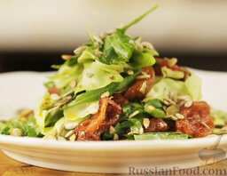 Салат с авокадо и вялеными томатами: Посыпаем семечками. Салат готов.  Приятного аппетита!