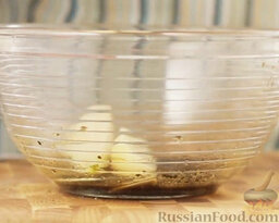 Салат с рукколой, грушей гриль и голубым сыром: Выложить ломтики груши в подготовленный маринад, аккуратно перемешать.