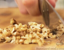 Салат с рукколой, грушей гриль и голубым сыром: Орехи нарезать. Добавить орехи к рукколе. Перемешать.